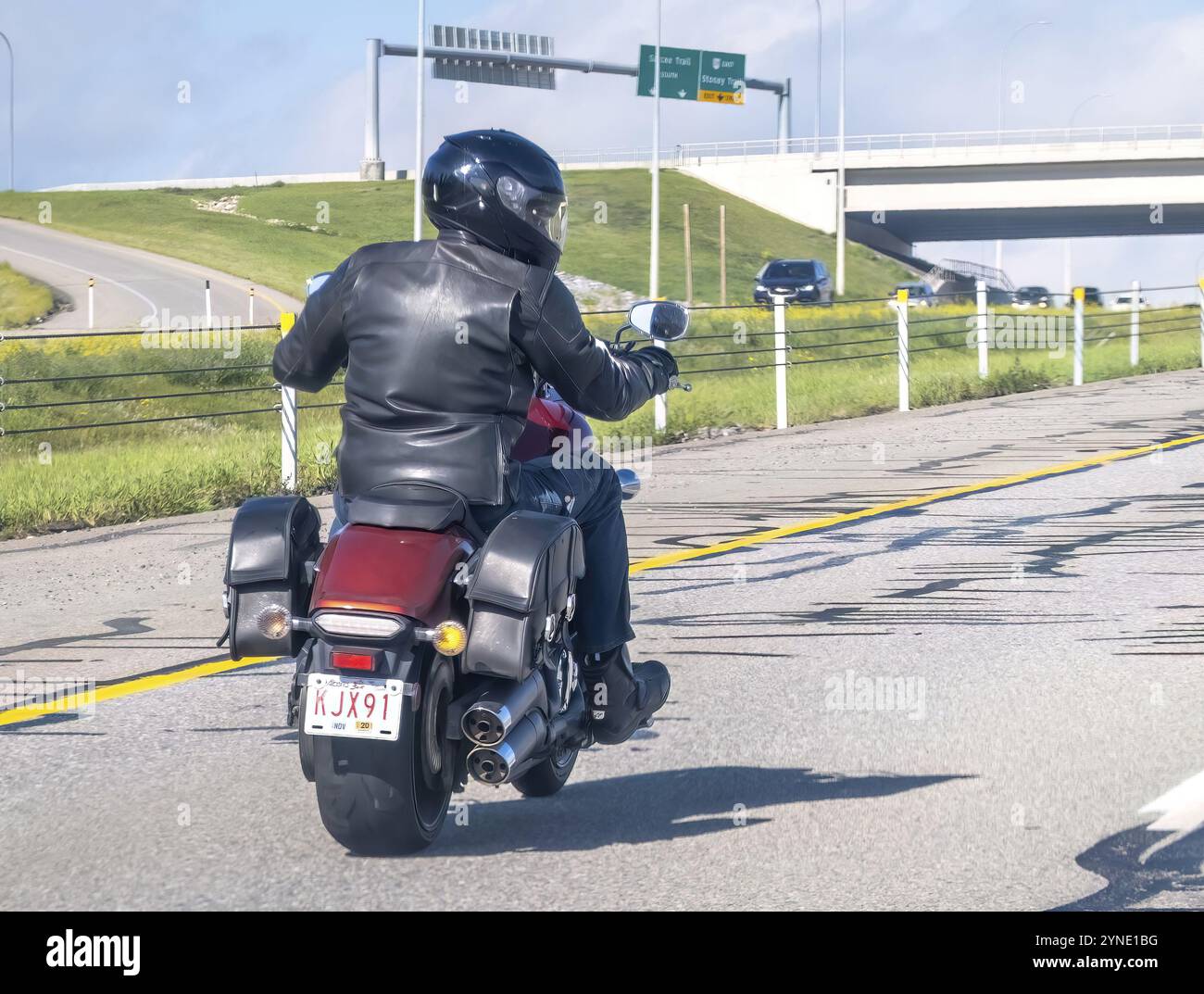 Calgary, Alberta, Canada. 1 agosto 2023. Un motociclista che viaggia in autostrada indossando un abbigliamento adeguato Foto Stock