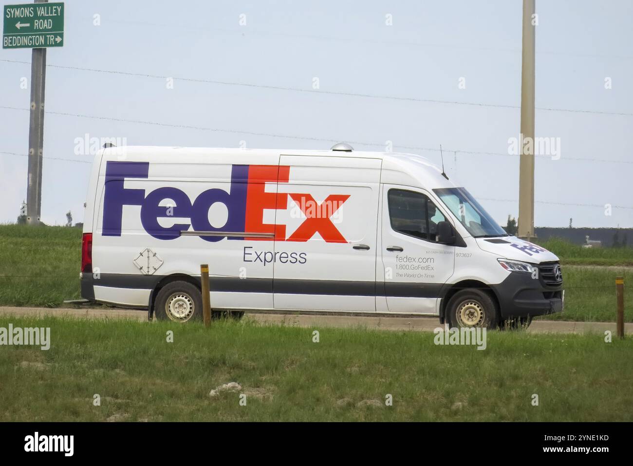 Calgary, Alberta, Canada. Maggio 30. 2023. Un furgone Fedex Express acceso. il percorso in primavera Foto Stock
