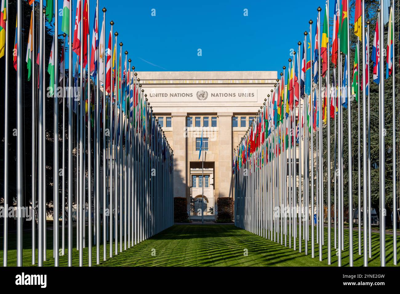 Vicolo delle Bandiere che conduce al Palais des Nations, un complesso di edifici che ospita l'Ufficio delle Nazioni Unite a Ginevra, sede europea delle Nazioni Unite Foto Stock