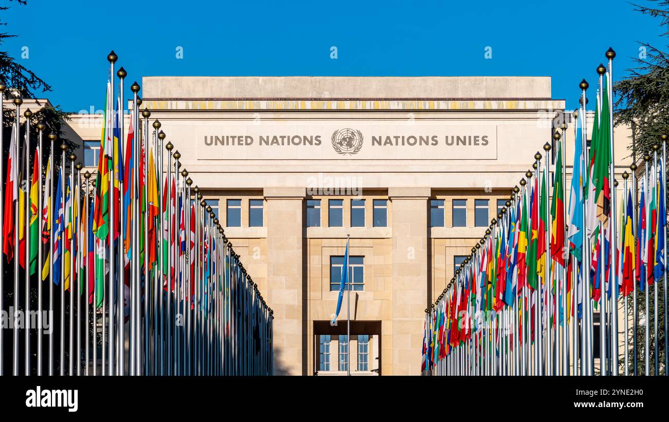 Vicolo delle Bandiere che conduce al Palais des Nations, un complesso di edifici che ospita l'Ufficio delle Nazioni Unite a Ginevra, sede europea delle Nazioni Unite Foto Stock