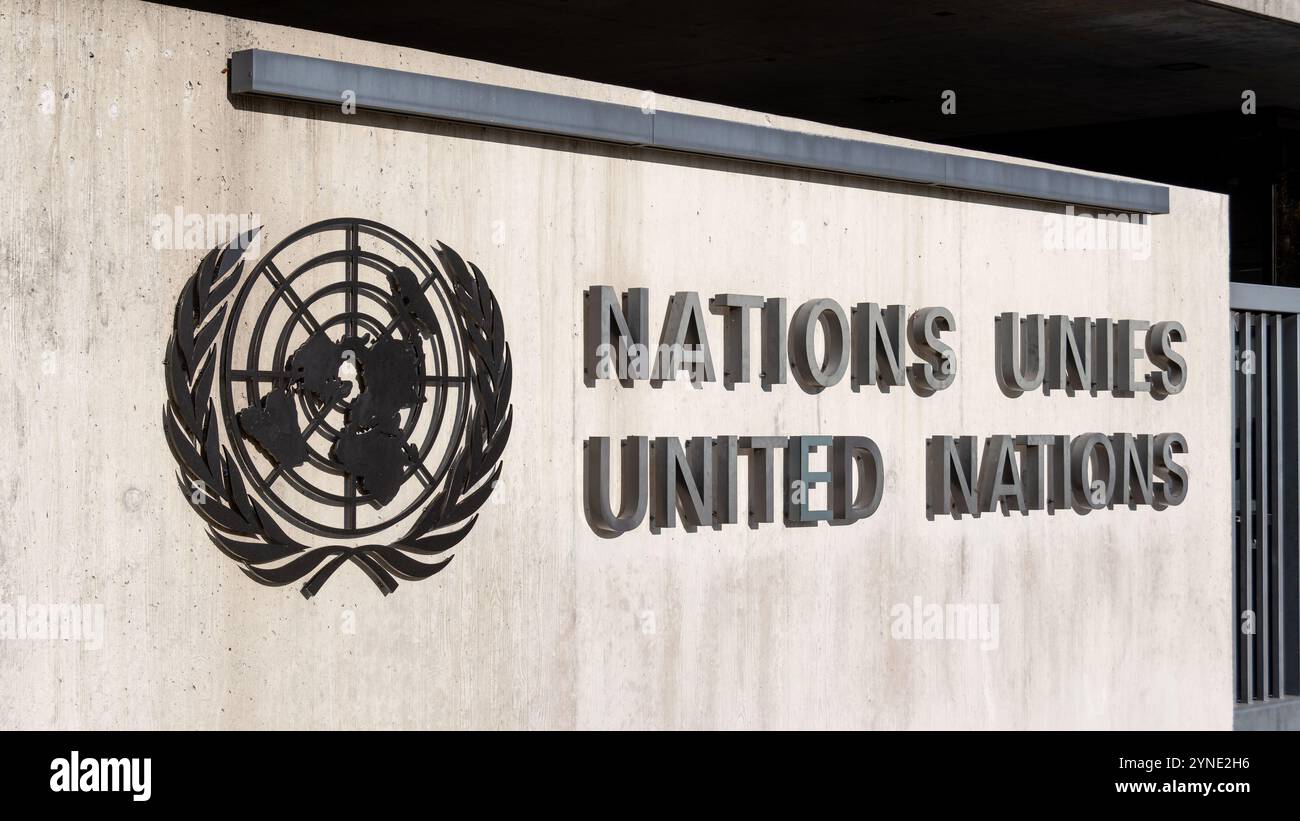 Insegna e logo delle Nazioni Unite all'ingresso del Palais des Nations, sede dell'Ufficio delle Nazioni Unite a Ginevra, sede europea delle Nazioni Unite Foto Stock