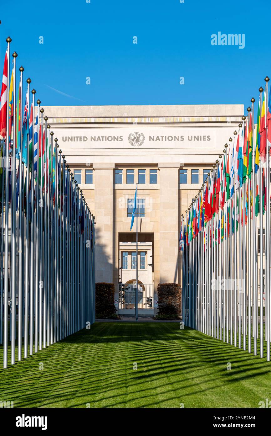 Vicolo delle Bandiere che conduce al Palais des Nations, un complesso di edifici che ospita l'Ufficio delle Nazioni Unite a Ginevra, sede europea delle Nazioni Unite Foto Stock