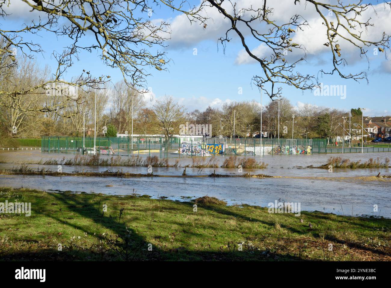 Northamptonshire, Regno Unito. 25 novembre 2024. Il fiume è scoppiato le sue rive nel northamptonshire nel regno unito causando inondazioni l'acqua copre i servizi locali e il parco crediti: Tom Holt/Alamy Live News Foto Stock