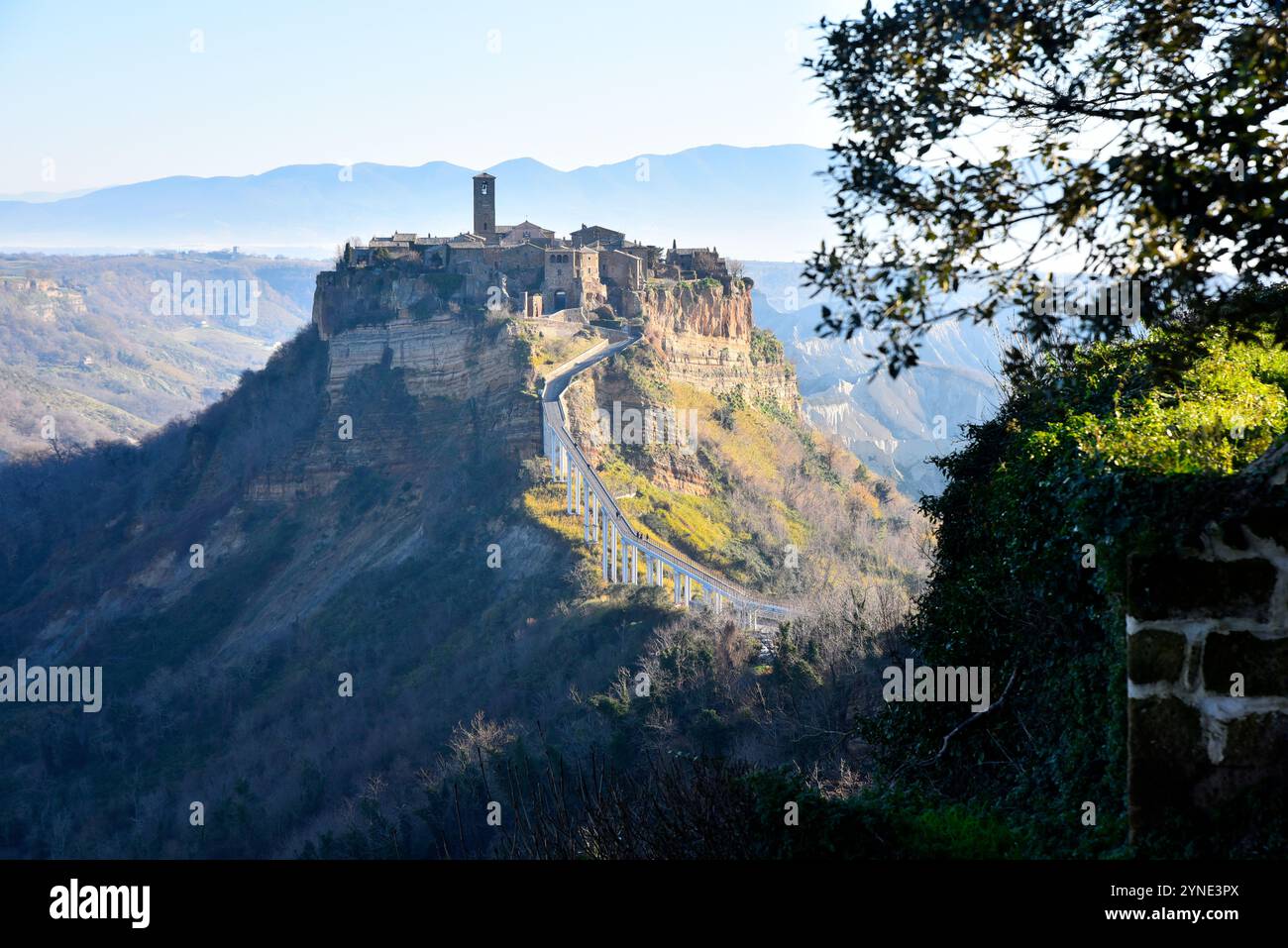Vista di Civita di Bagnoregio in Umbria, Italia, costruita su tufo di mattina Foto Stock