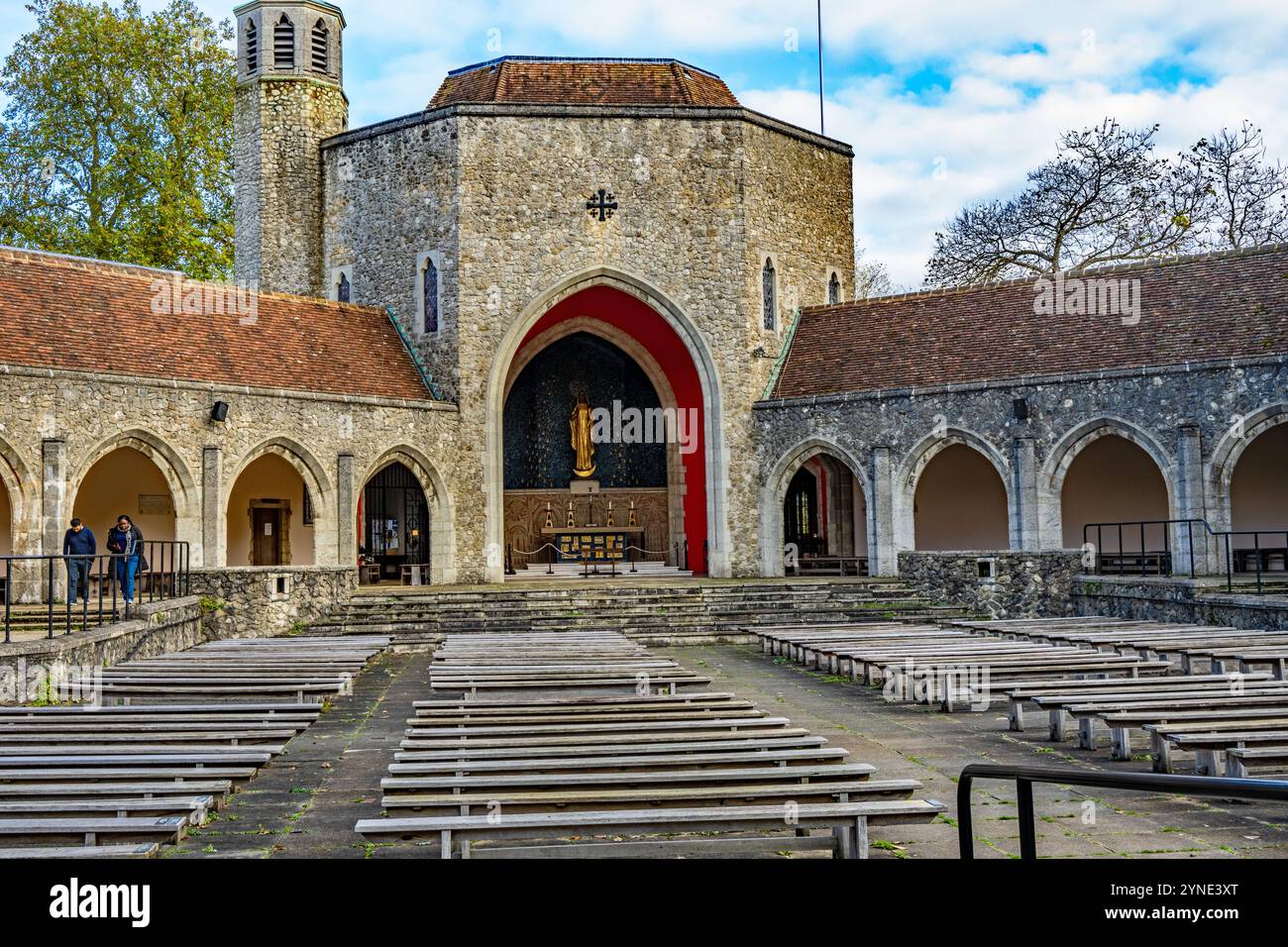 L'altare e il santuario principale con una scultura della Vergine Maria . I frati, Aylesford. Foto Stock