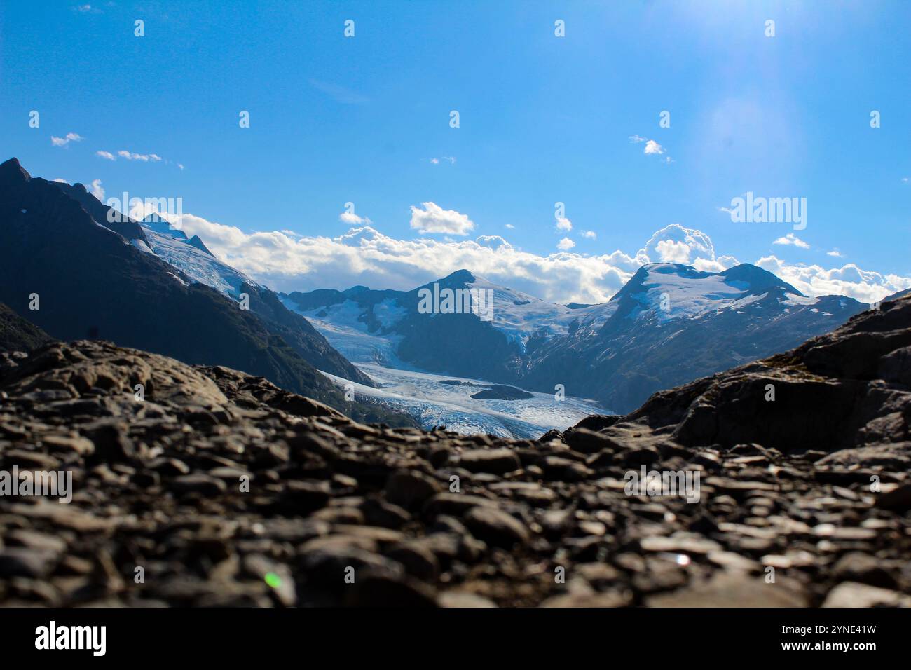 Primo piano di ciottoli di fronte al ghiacciaio di Portage Foto Stock