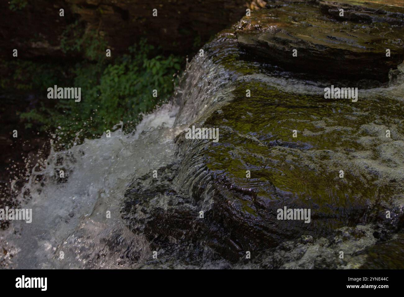 La cima di una piccola cascata Foto Stock