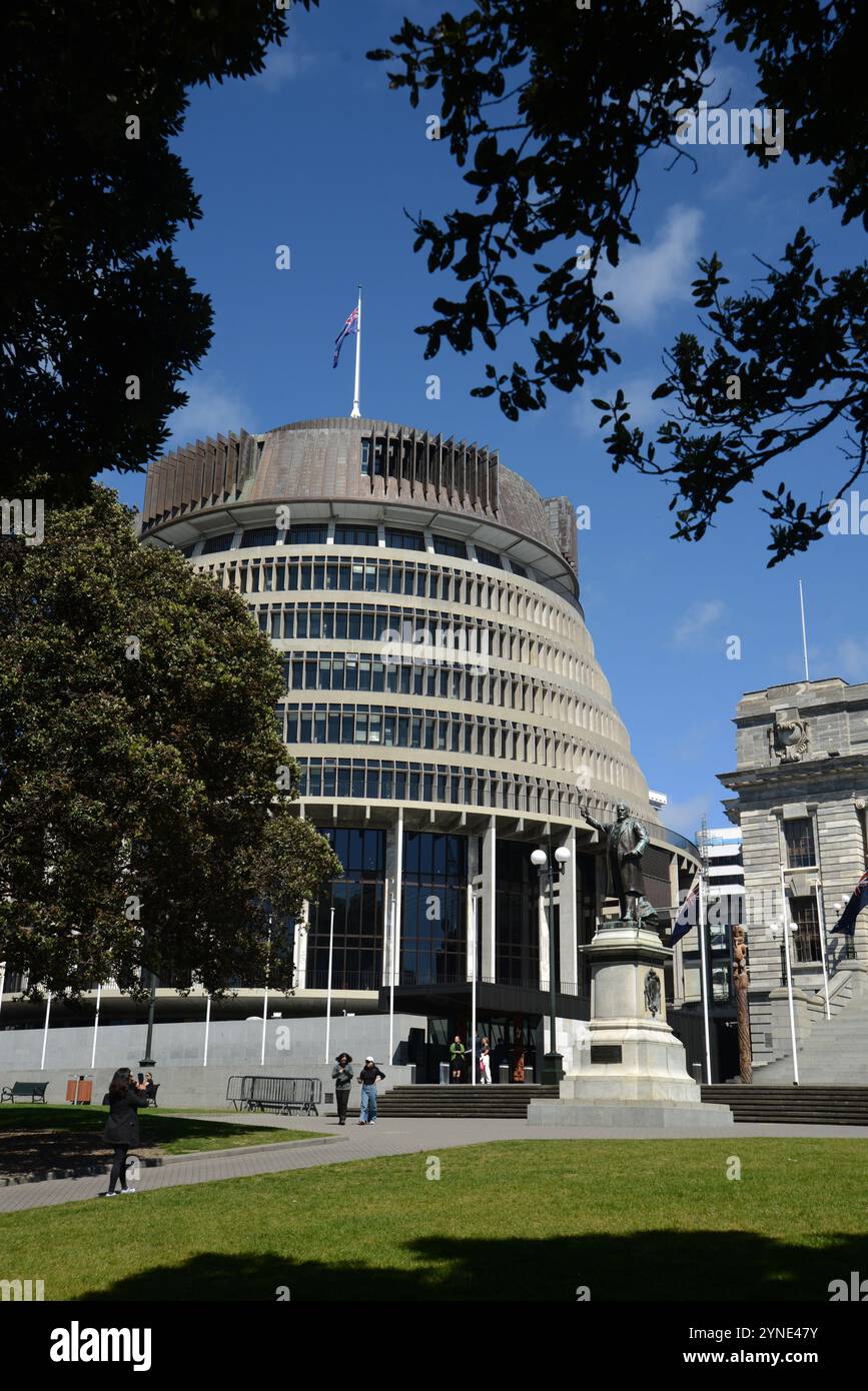 WELLINGTON, NUOVA ZELAND, 22 OTTOBRE 2024: I turisti scattano fotografie nei terreni della casa del Parlamento della nuova Zelanda, soprannominata Beehive Foto Stock