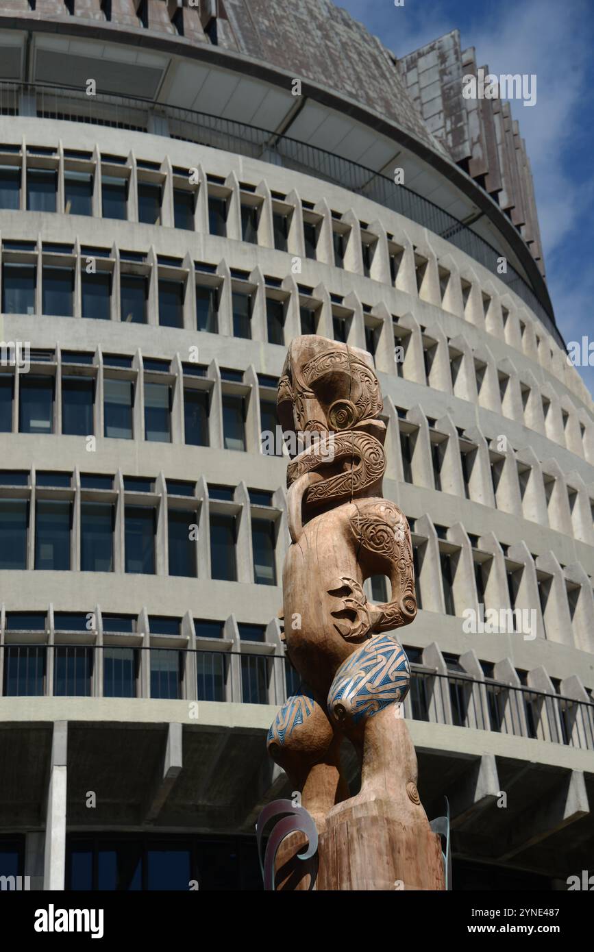WELLINGTON, NUOVA ZELAND, 22 OTTOBRE 2024: Un maori intagliato davanti alla camera del Parlamento della nuova Zelanda, soprannominato Beehive Foto Stock