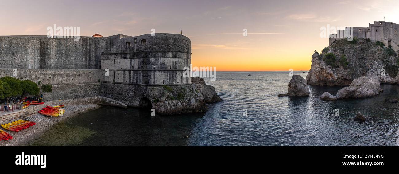 Foto panorámica con los tonos en el horizonte del atardecer, parte de la muralla y la fortaleza de Lovrijenac. Dubrovnik, Croacia Foto Stock