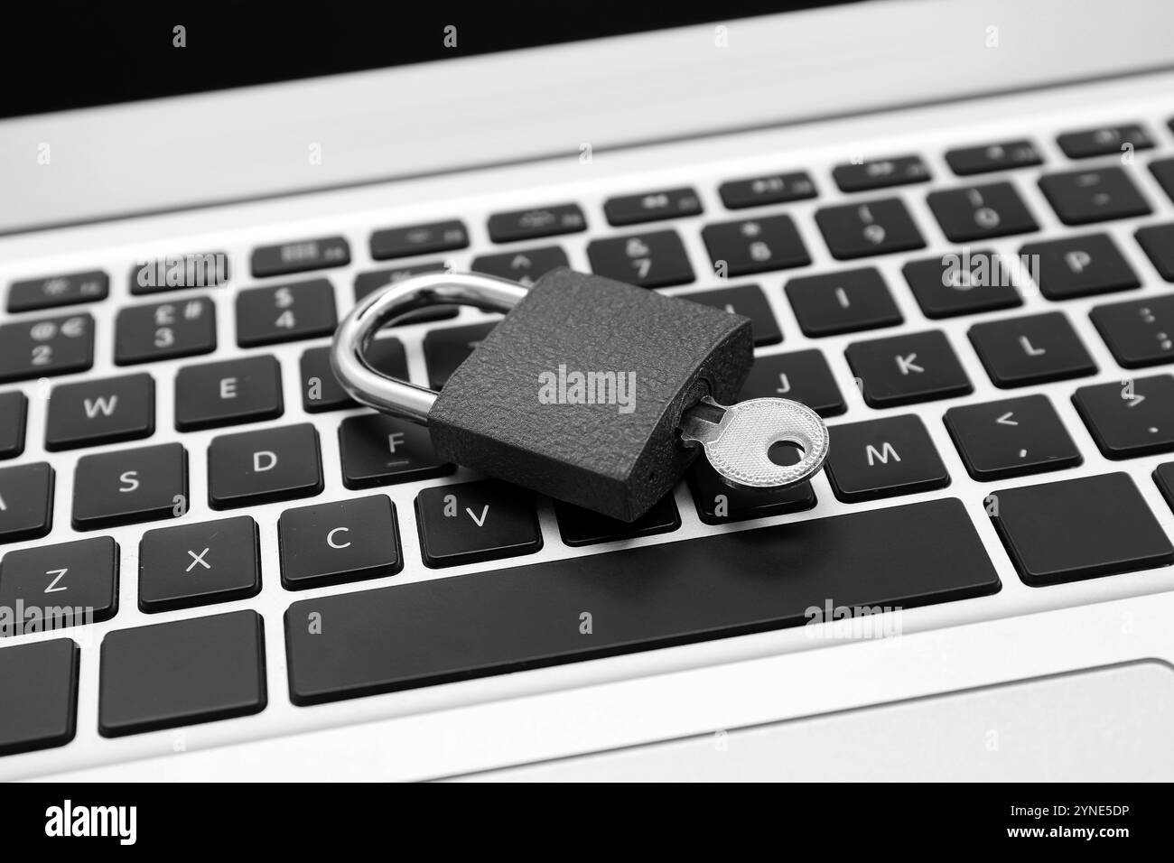 Lucchetto con chiave sul laptop, primo piano Foto Stock