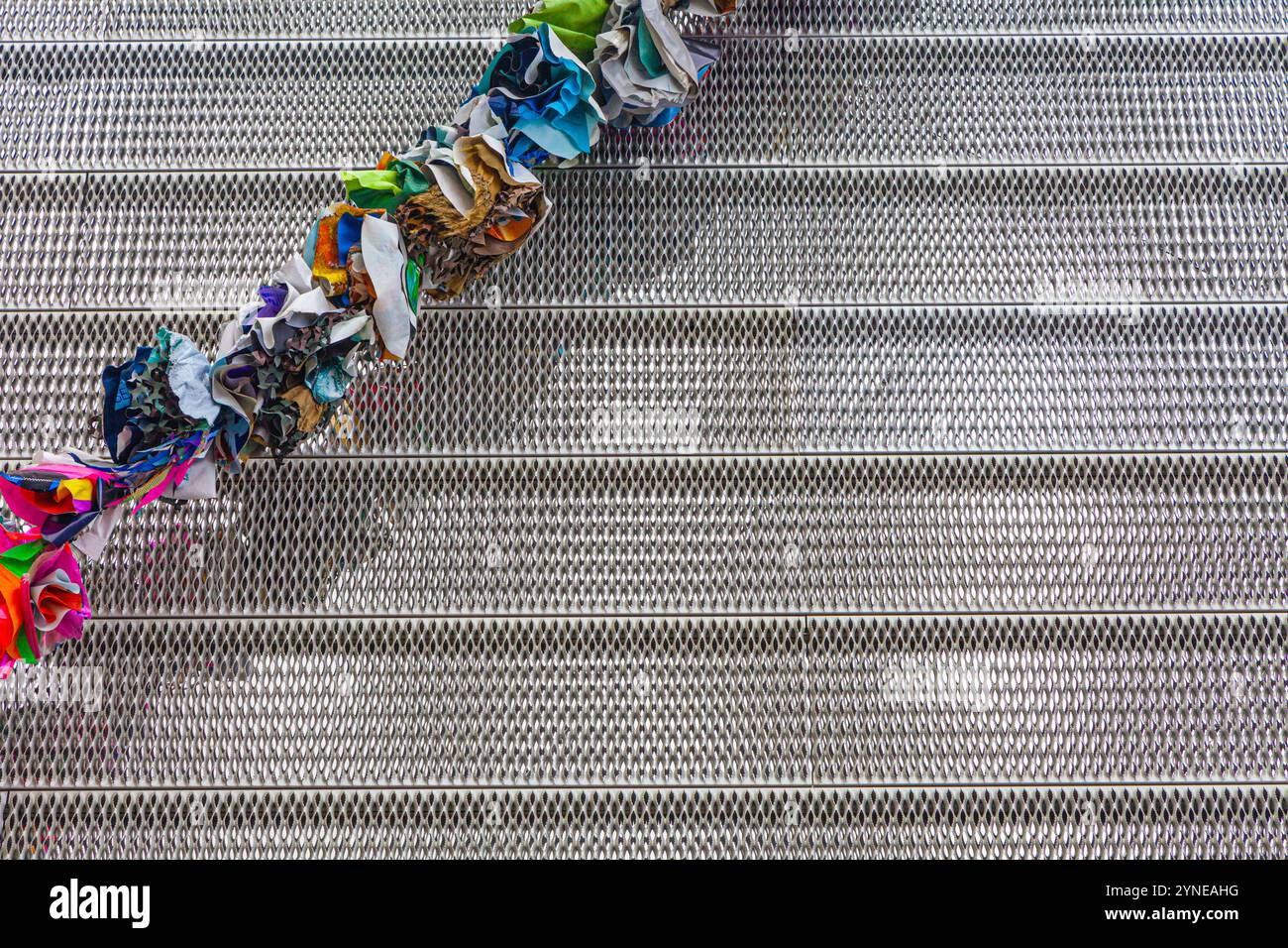 Tessuto astratto su rivestimento metallico presso la Polygon Gallery di Lonsdale Quay a Vancouver Canada Foto Stock