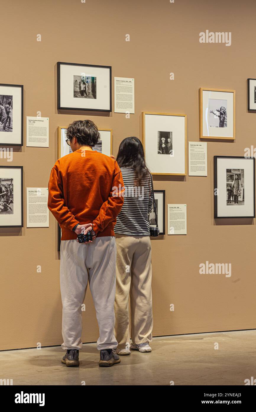 Visitatori asiatici alla Polygon Gallery di Lonsdale Quay nella parte settentrionale di Vancouver Canada Foto Stock