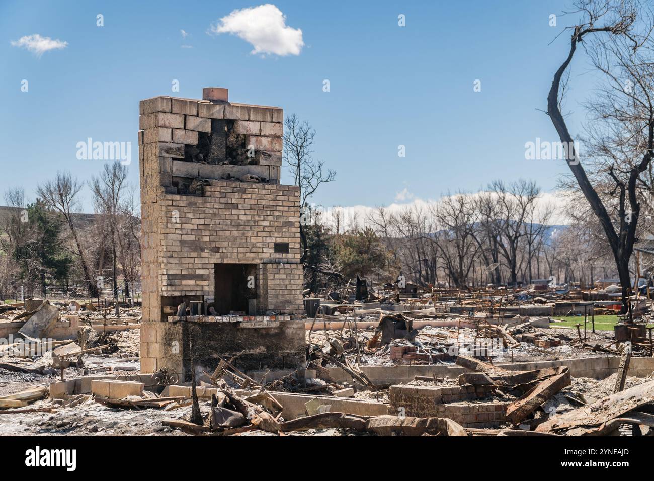 Dopo i danni provocati da incendi in zone residenziali, con la completa distruzione delle proprietà. Foto Stock