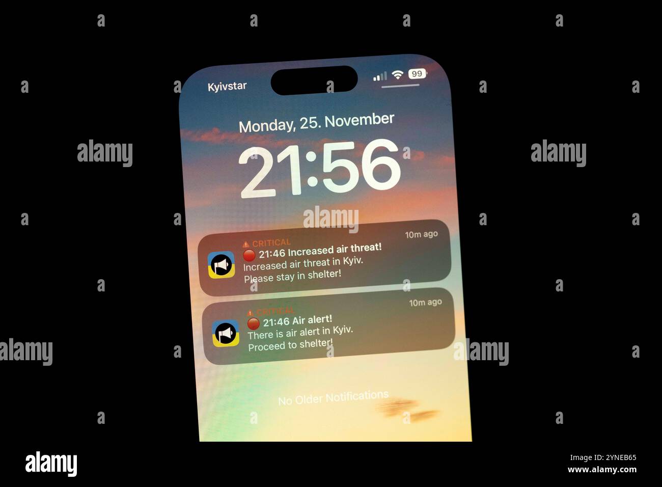 Kiev, Ucraina. 25 novembre 2024. Persona vista tenere in mano lo smartphone e visualizzare una notifica di allarme aereo quando sirene di raid aerei si diffondono attraverso Kiev. Diversi droni Shahed stavano volando sopra la città al momento di scattare la foto. Crediti: Andreas Stroh/Alamy Live News Foto Stock