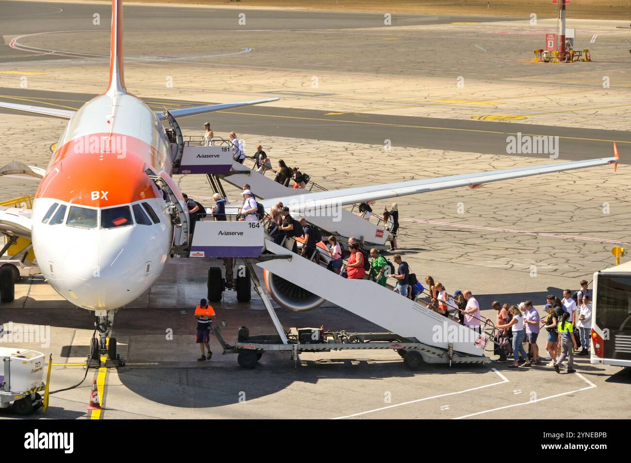 Luqa, Malta - 9 agosto 2023: Passeggeri imbarcati su un volo easyjet a Malta al termine della loro vacanza Foto Stock