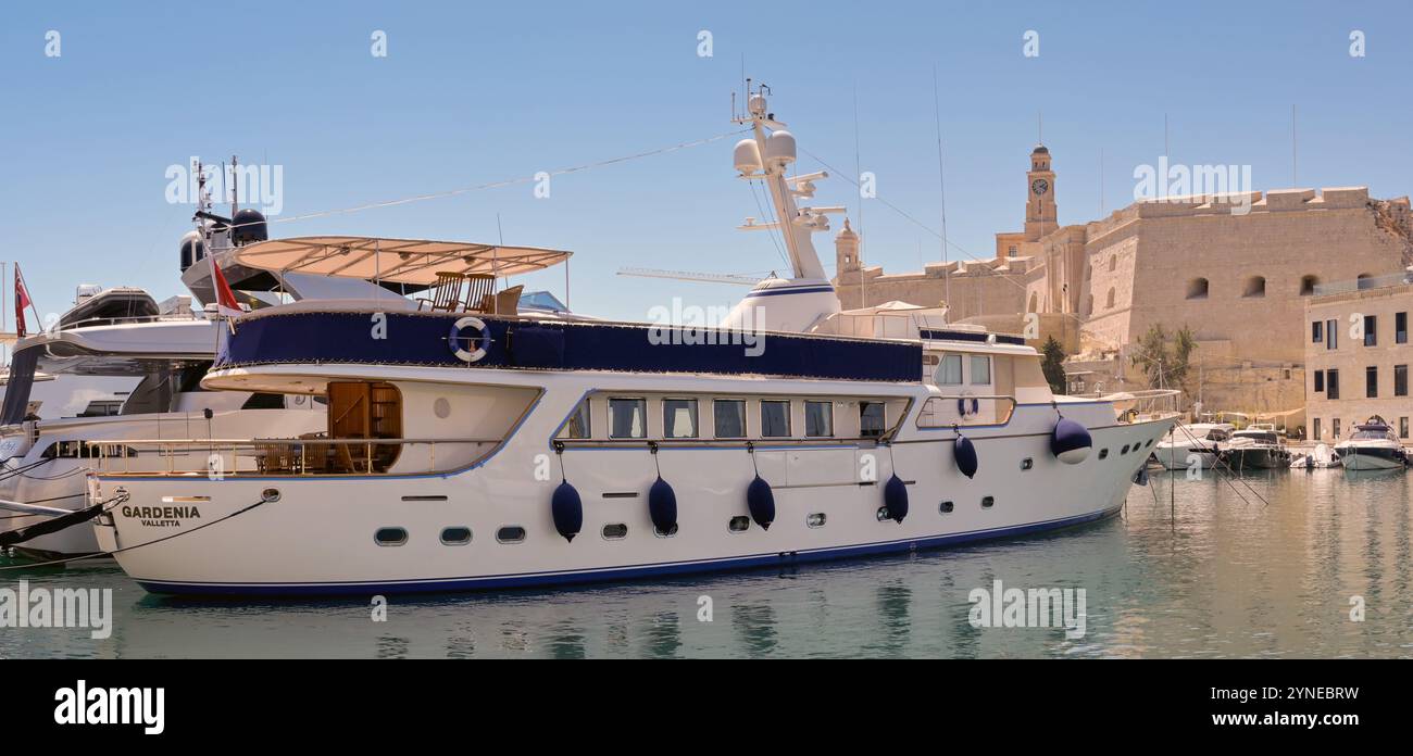Valletta, Malta - 3 agosto 2024: Yacht a motore di lusso Gardenia ormeggiato nella zona delle tre città di la Valletta Foto Stock