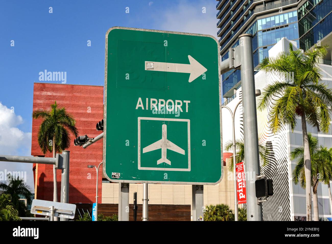 Miami, Florida, Stati Uniti - 3 dicembre 2023: Firmare nel centro di Miami mostrando agli autisti il percorso per l'aeroporto Foto Stock