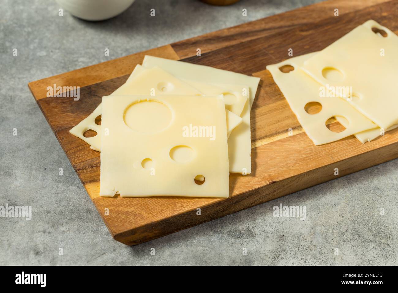 Fette di formaggio svizzero a latte intero biologico pronte da mangiare Foto Stock