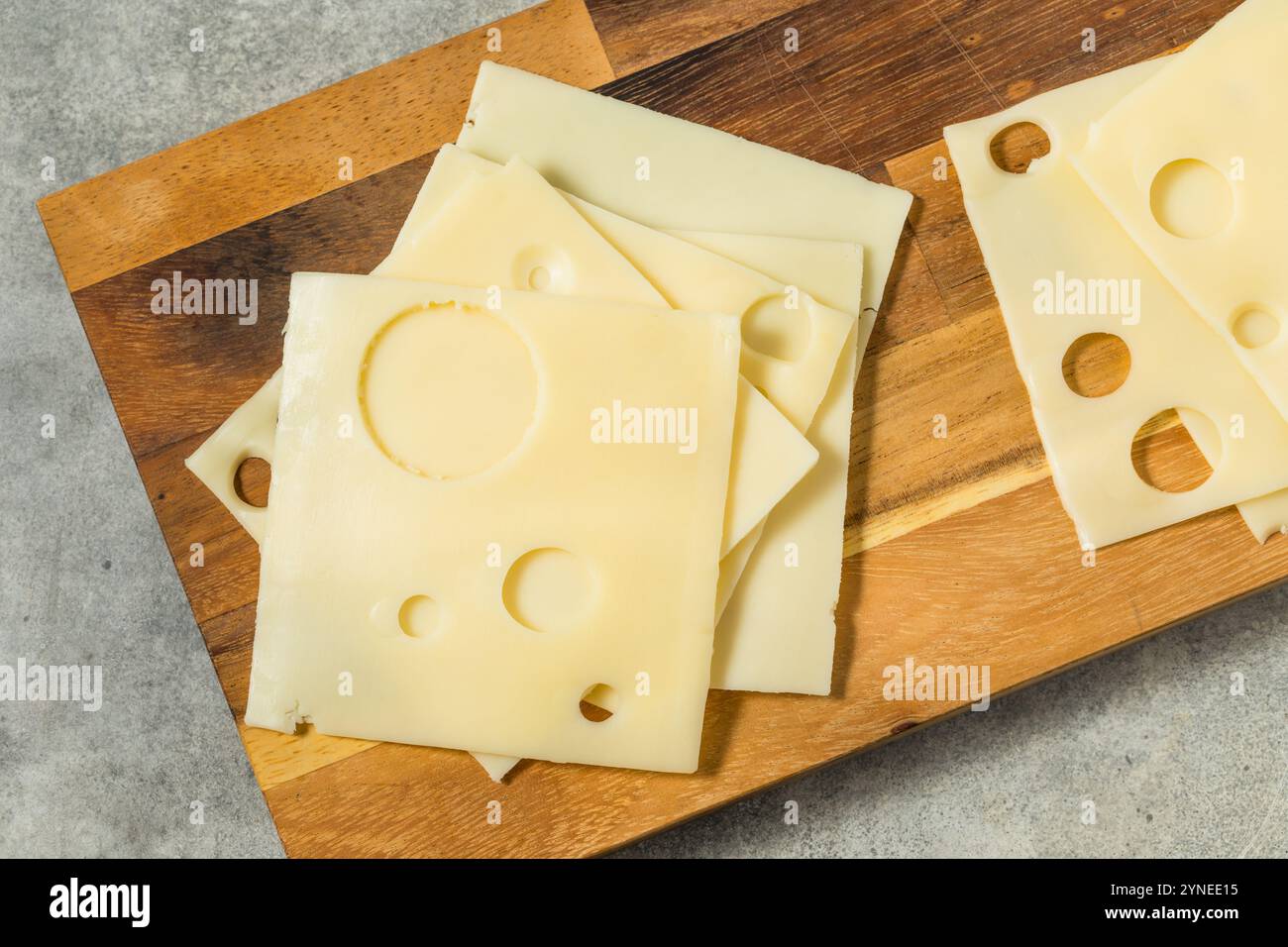 Fette di formaggio svizzero a latte intero biologico pronte da mangiare Foto Stock