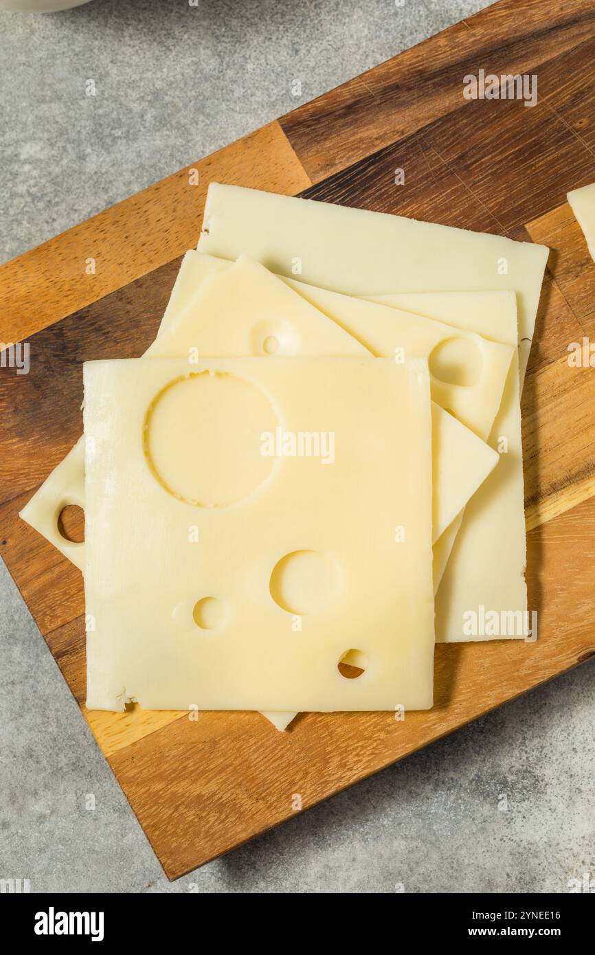 Fette di formaggio svizzero a latte intero biologico pronte da mangiare Foto Stock