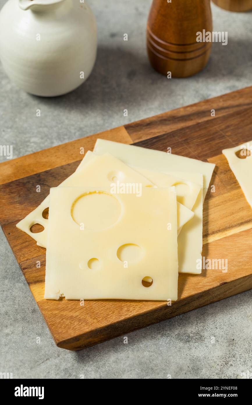 Fette di formaggio svizzero a latte intero biologico pronte da mangiare Foto Stock