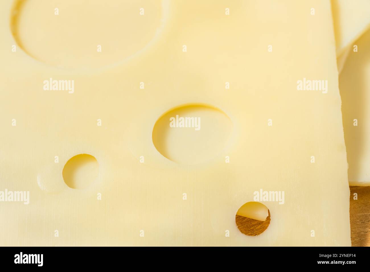 Fette di formaggio svizzero a latte intero biologico pronte da mangiare Foto Stock