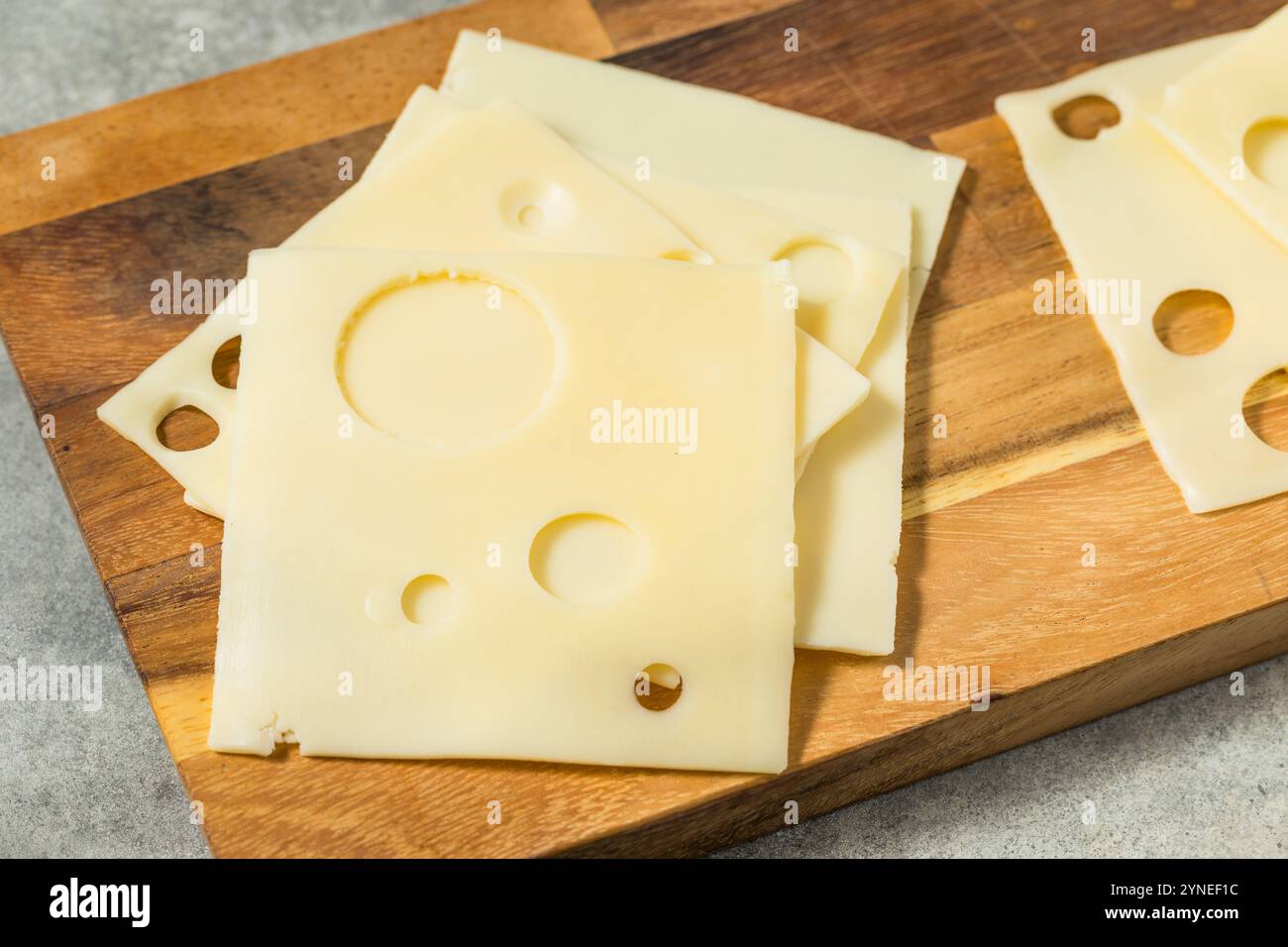 Fette di formaggio svizzero a latte intero biologico pronte da mangiare Foto Stock