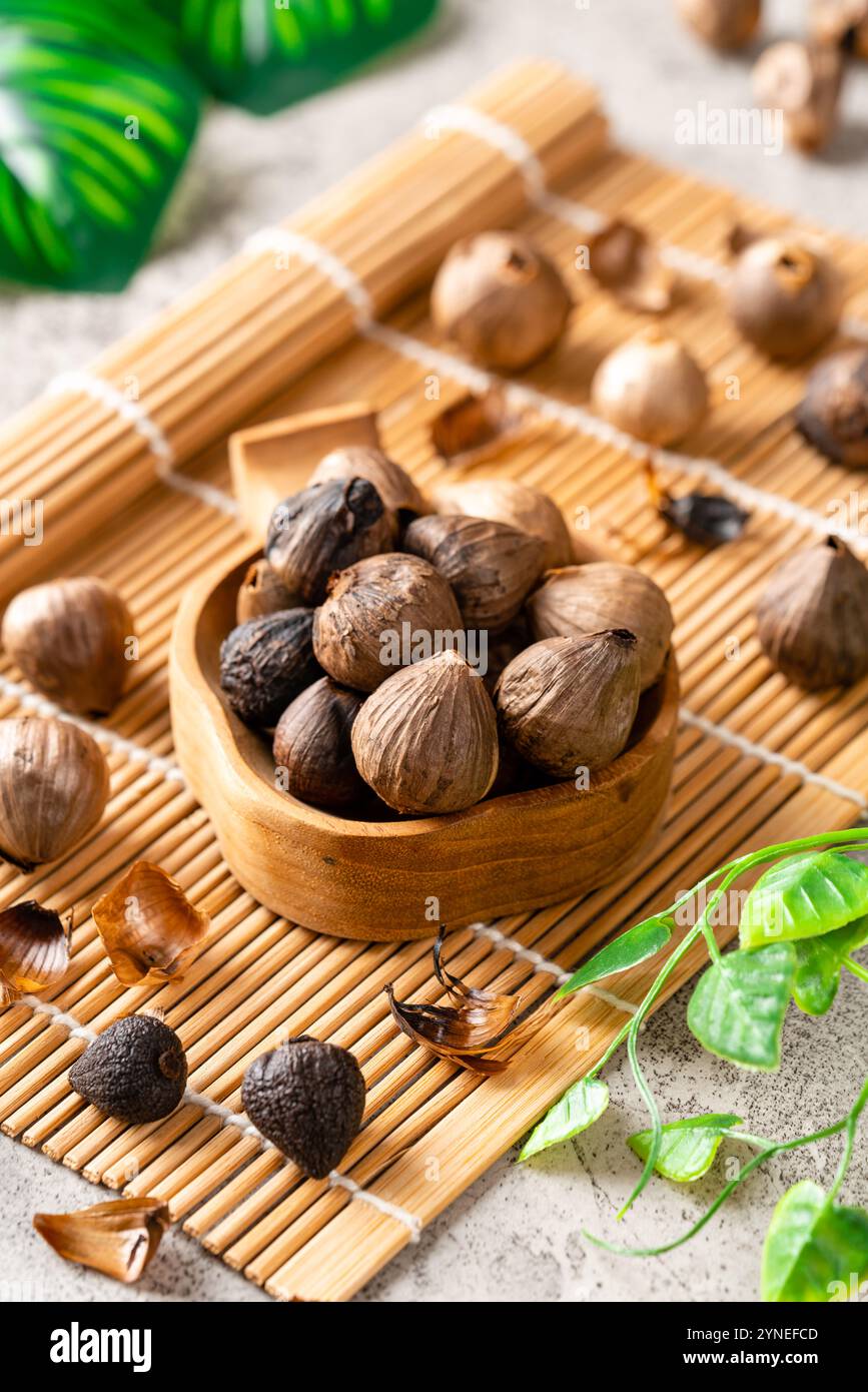 Aglio nero fermentato. Il colore è il risultato della reazione di Maillard o della caramelizzazione. L'aglio nero può aiutare a regolare i livelli di zucchero nel sangue. Foto Stock