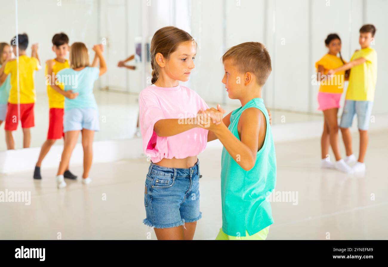 I bambini ballano valzer in studio Foto Stock