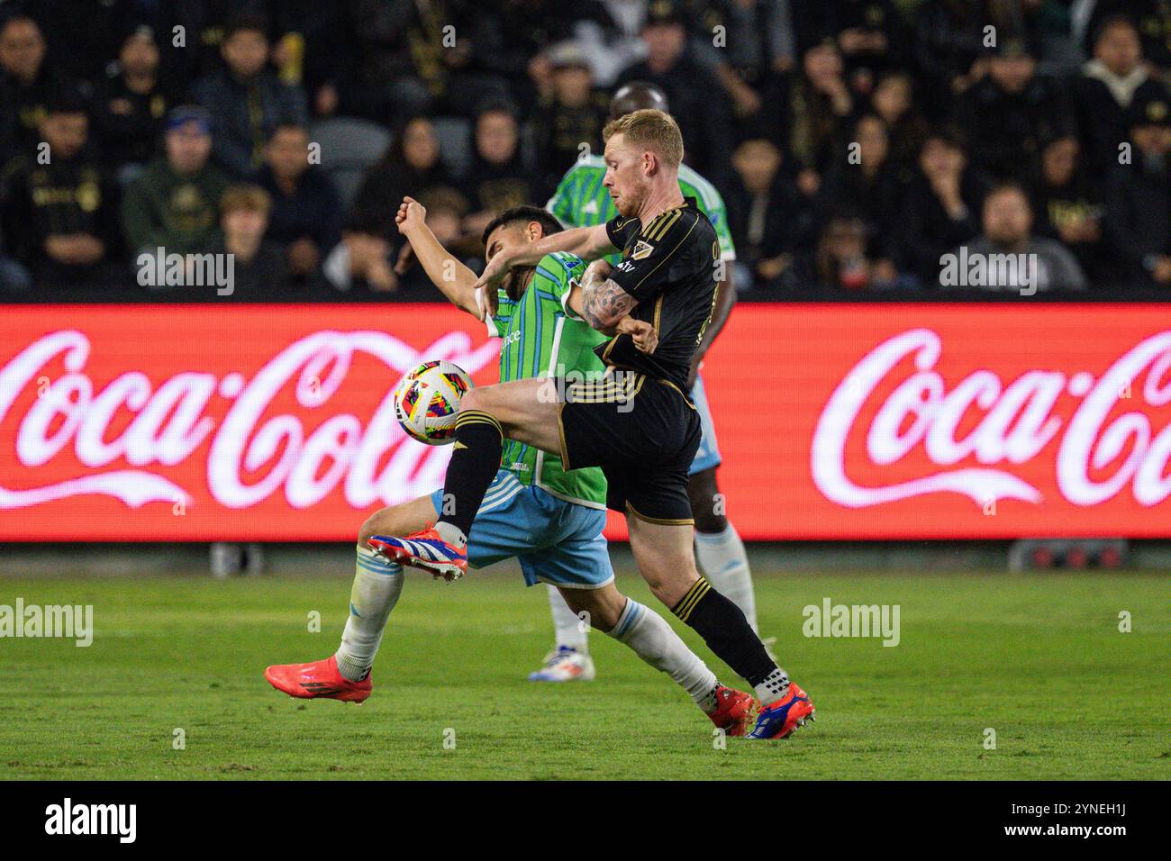 Il centrocampista del LAFC Lewis o'Brien (8) e il centrocampista dei Seattle Sounders Cristian Roldan (7) lottano per il possesso durante una semifinale della MLS Western Conference Foto Stock