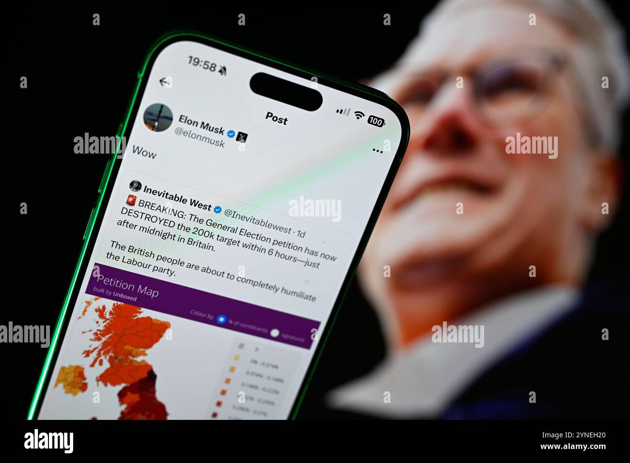 Varsavia, Polonia. 25 novembre 2024. Un post che chiede le elezioni generali nel Regno Unito è visto ripubblicato da Elon Musk con un'immagine di Keir Starmer sullo sfondo in questa foto scattata a Varsavia, Polonia, il 25 novembre 2024. (Foto di Jaap Arriens/Sipa USA) credito: SIPA USA/Alamy Live News Foto Stock