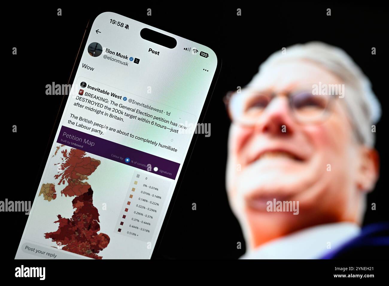 Varsavia, Polonia. 25 novembre 2024. Un post che chiede le elezioni generali nel Regno Unito è visto ripubblicato da Elon Musk con un'immagine di Keir Starmer sullo sfondo in questa foto scattata a Varsavia, Polonia, il 25 novembre 2024. (Foto di Jaap Arriens/Sipa USA) credito: SIPA USA/Alamy Live News Foto Stock