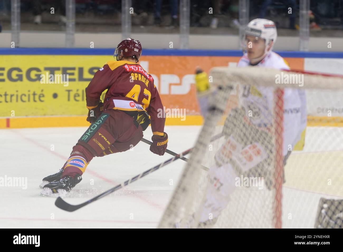 Ginevra, Svizzera. 25 novembre 2024. Ginevra, Svizzera, novembre 25 2024 : Michael Spacek (43 Geneve Servette HC) segna il gol d'oro durante la partita di Lega Nazionale tra Geneve Servette HC e HC Ambri-Piotta a Les Vernets a Ginevra, Svizzera (Giuseppe Velletri/SPP) crediti: SPP Sport Press Photo. /Alamy Live News Foto Stock