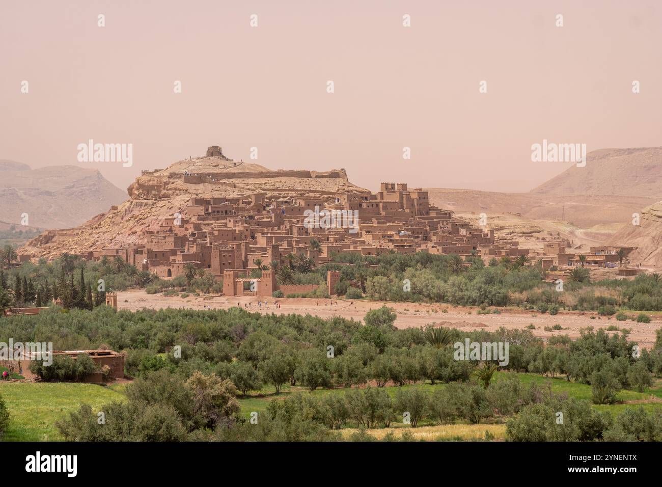 Antica fortezza di Ait Ben Haddou sotto cieli luminosi e soleggiati, Marocco Foto Stock