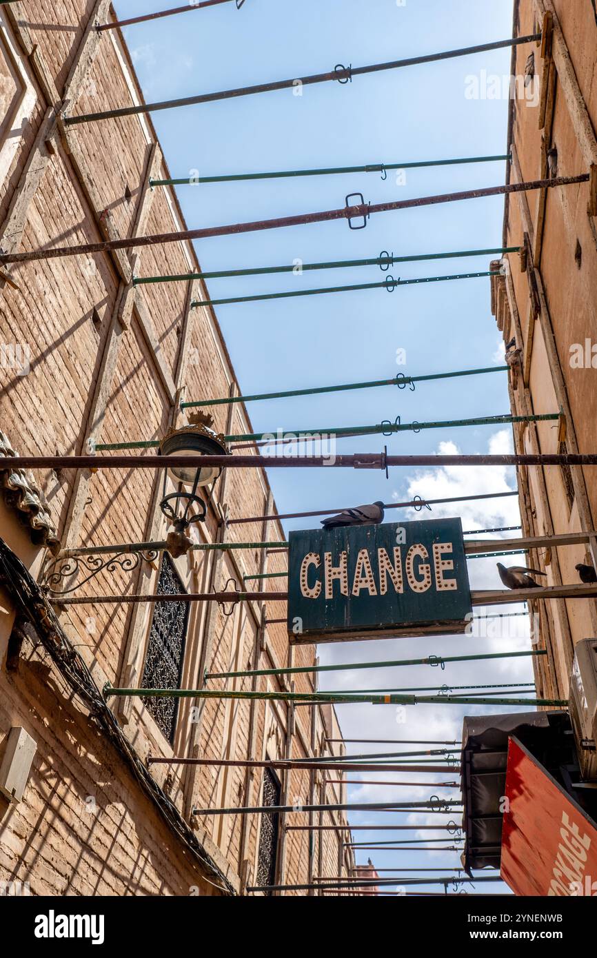 Strada a Marrakech con oggetti di scena tra edifici che mostrano danni sismici, Morroco Foto Stock
