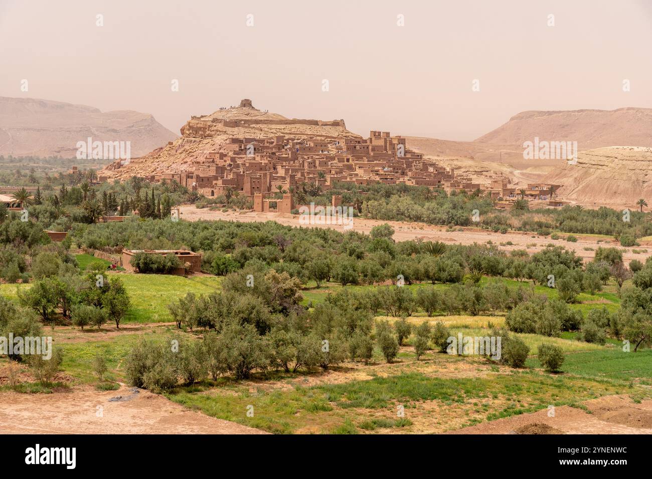 Antica fortezza di Ait Ben Haddou sotto cieli luminosi e soleggiati, Marocco Foto Stock