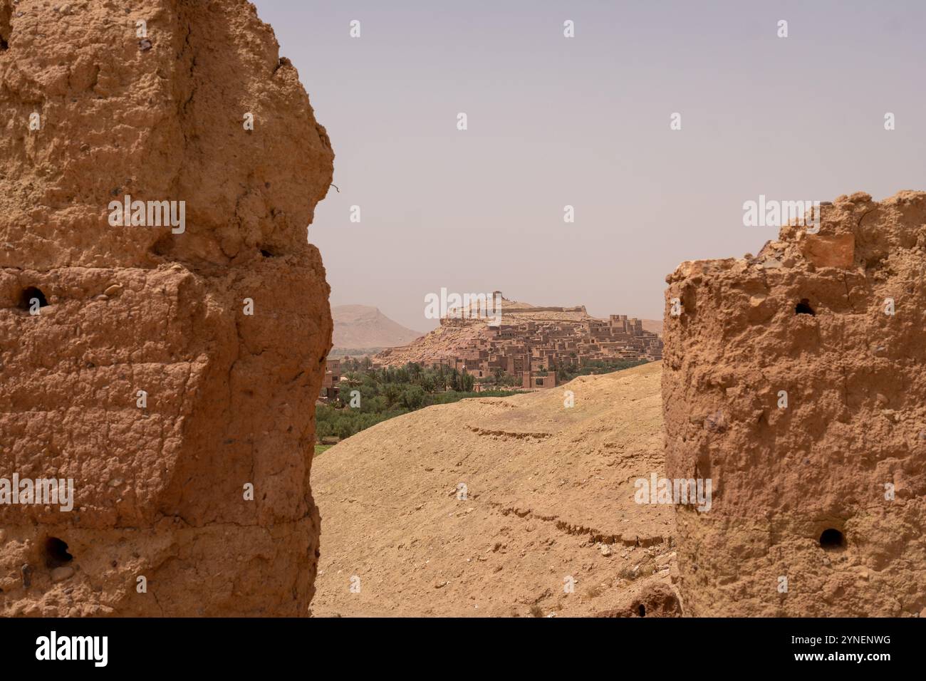 La storica Fortezza di Ait Ben Haddou incorniciata tra due rocce nel paesaggio panoramico del deserto, Marocco Foto Stock