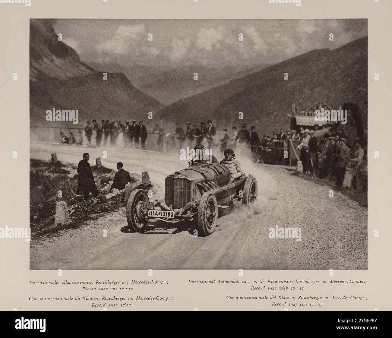 Gara internazionale di automobili sul passo di Klausenpass: Rosenberg su una Mercedes-Compr, 1927. Dal fotografo svizzero Jean Gaberell Portfolio "album of Switzerland" pubblicato negli anni '1920 Foto Stock