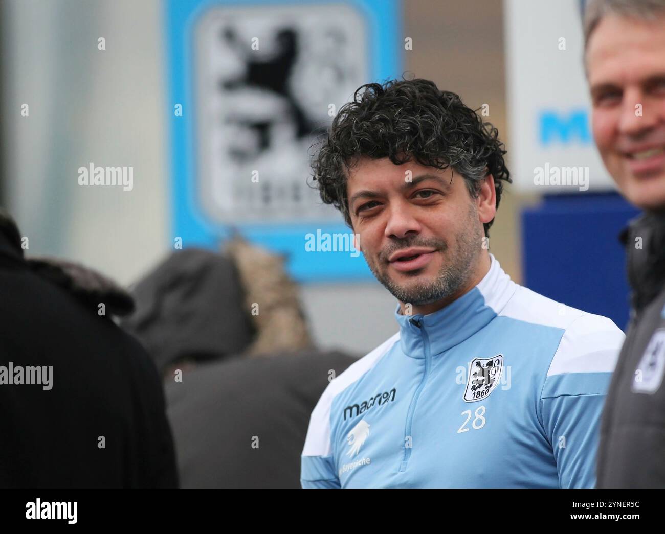 München, Deutschland 01. Feburar 2018: Fussball, Herren, TSV 1860 München, Grünwalder Strasse 114 Hier der Schauspieler Carlo Ljubek bei einem Showtraining auf dem Trainingsgelände des TSV 1860 München, aktuell (2024) Wird er neuer Tatort Kommisar a München, Krimi Foto Stock