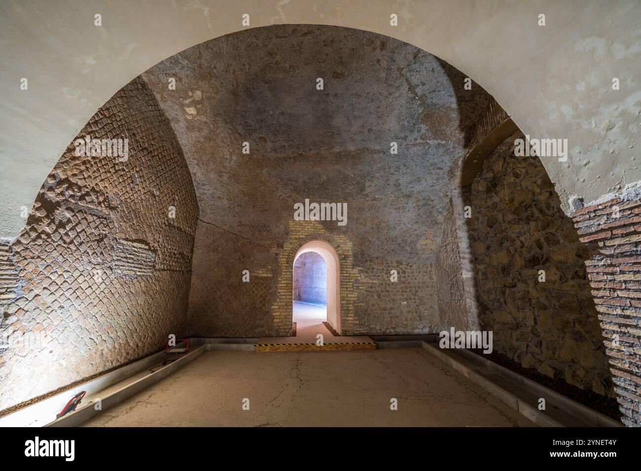 Mausoleo di Augusto sala interna, tomba di Augusto. All'interno del Mausoleo di Augusto, la più grande tomba circolare al mondo a Roma, in Italia. Niente persone. Foto Stock