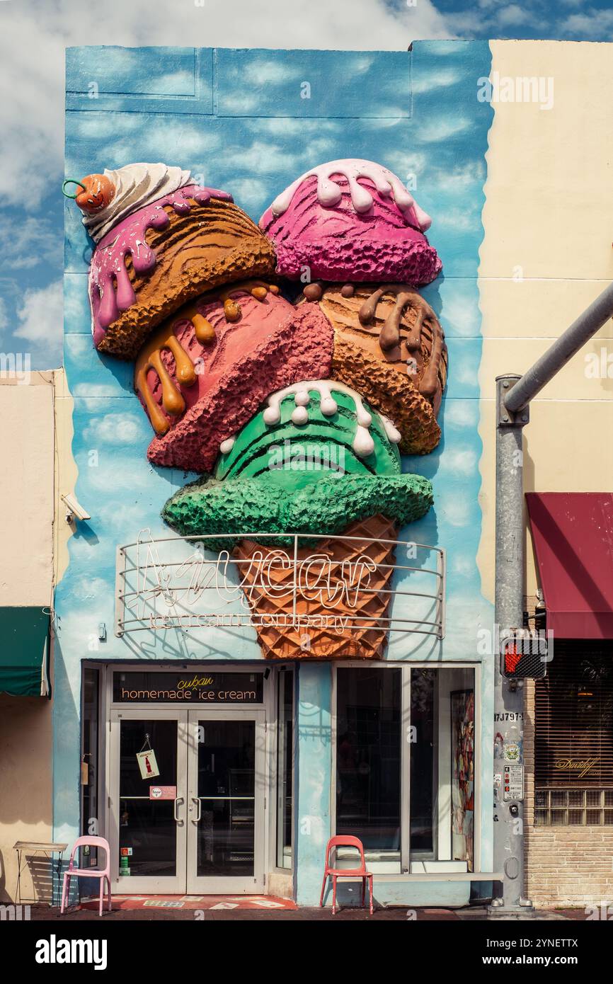 Miami, Florida, Stati Uniti d'America. Il famoso negozio di gelati di ghiaccio si trova sulla 8th Street (calle ocho) a Miami. Foto Stock