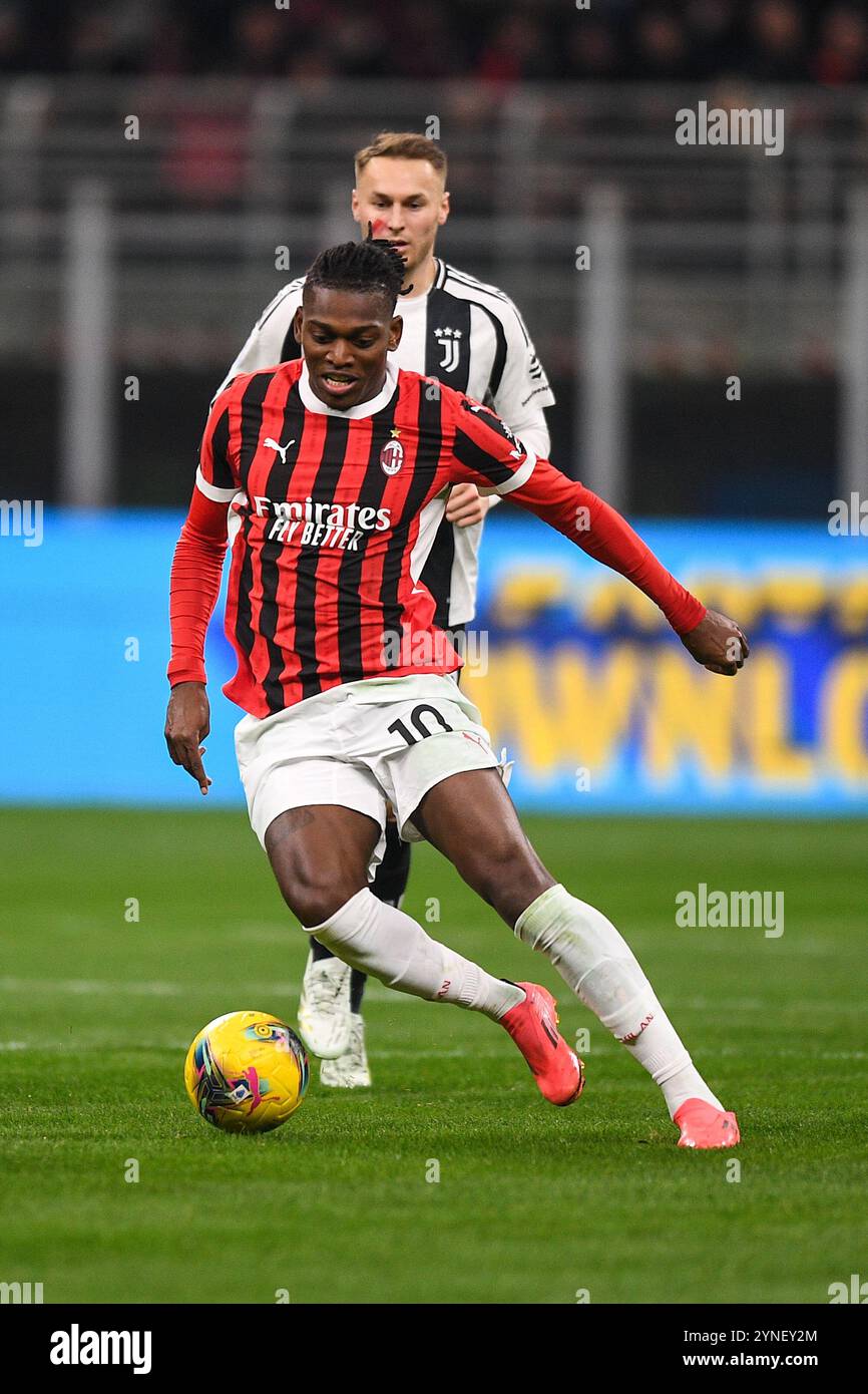 Rafael Leao dell'AC Milan durante la partita di serie A tra l'AC Milan e la Juventus allo Stadio Giuseppe Meazza il 23 novembre 2024 a Milano. Foto Stock