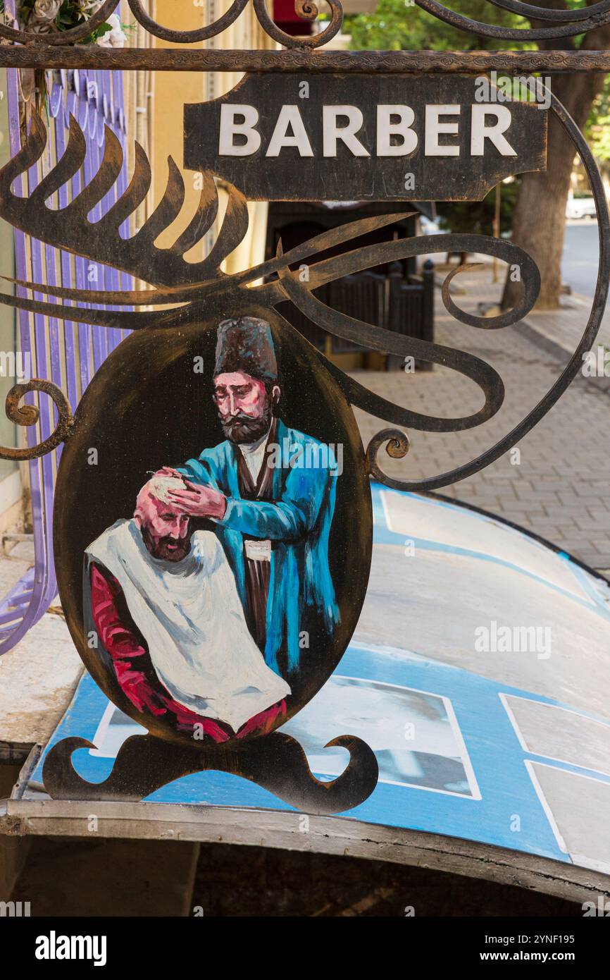 Primo piano del cartello di un barbiere dipinto a mano a Baku, Azerbaigian Foto Stock