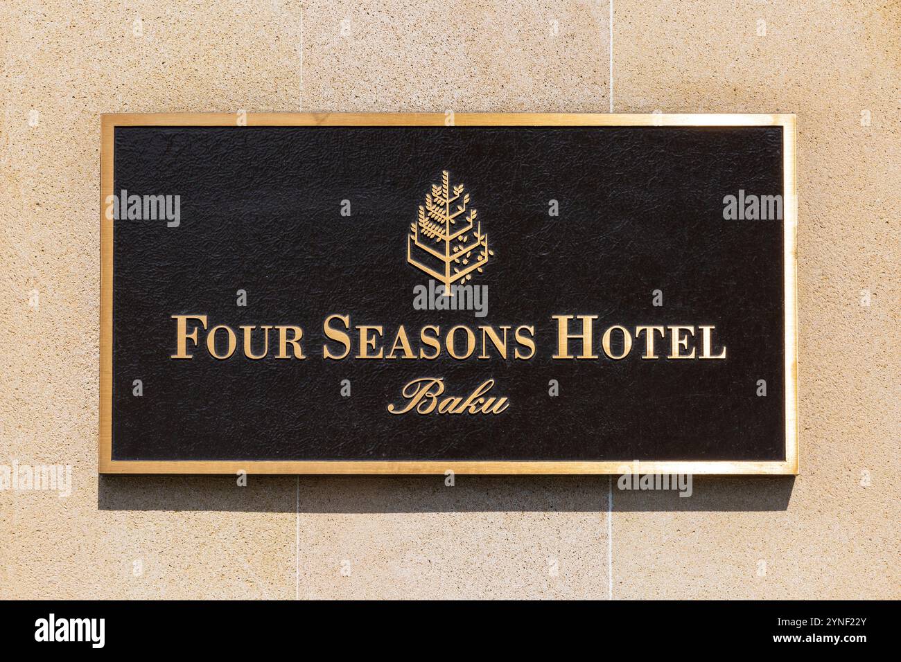 Primo piano della targa all'ingresso principale del Four Seasons Hotel a 5 stelle (2012) a Baku, Azerbaigian Foto Stock