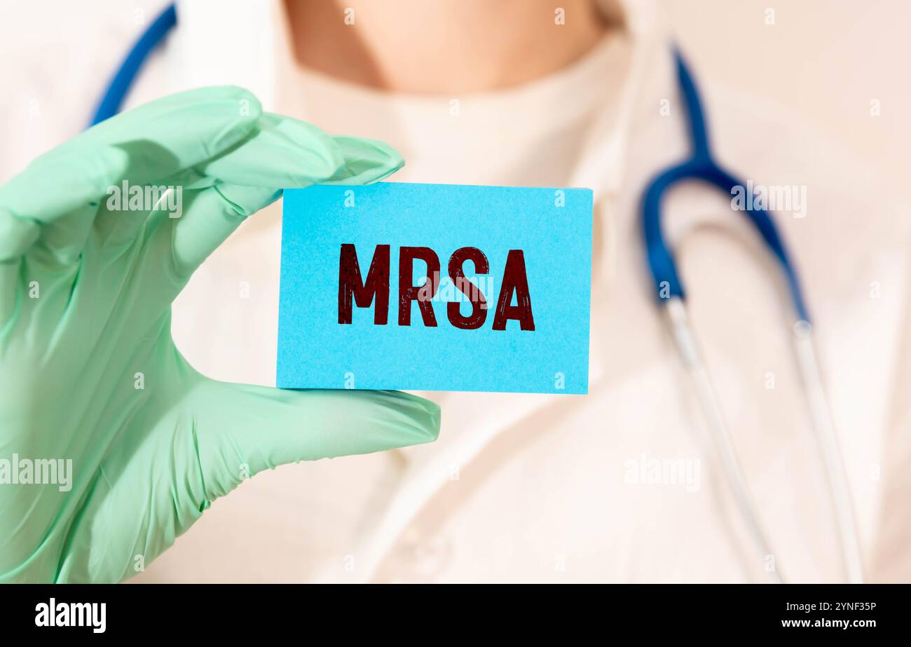 Dottore, l'uomo ha messo un biglietto con il testo MRSA in tasca. Concetto medico. Foto Stock