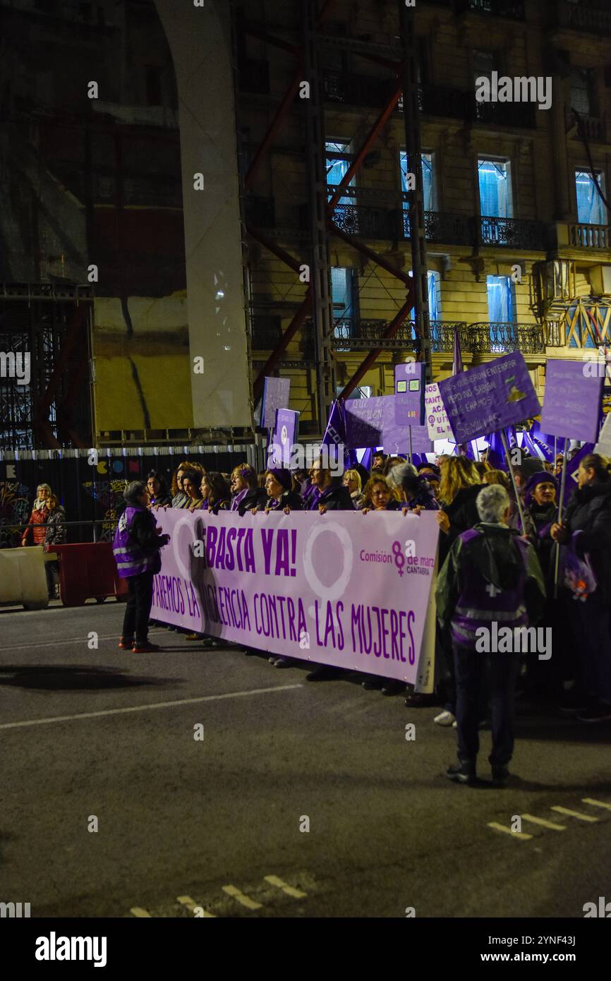 Santander, Cantabria, Spagna, 25 novembre 2024, l'associazione dell'8 marzo con la bandiera di Basya Now, fermiamo la violenza contro le donne a Santander, Cantabria, Spagna 25 novembre 2024, in occasione della giornata internazionale per l'eliminazione della violenza contro le donne. Crediti: Javier Linares Misioner / Alamy Live News Foto Stock