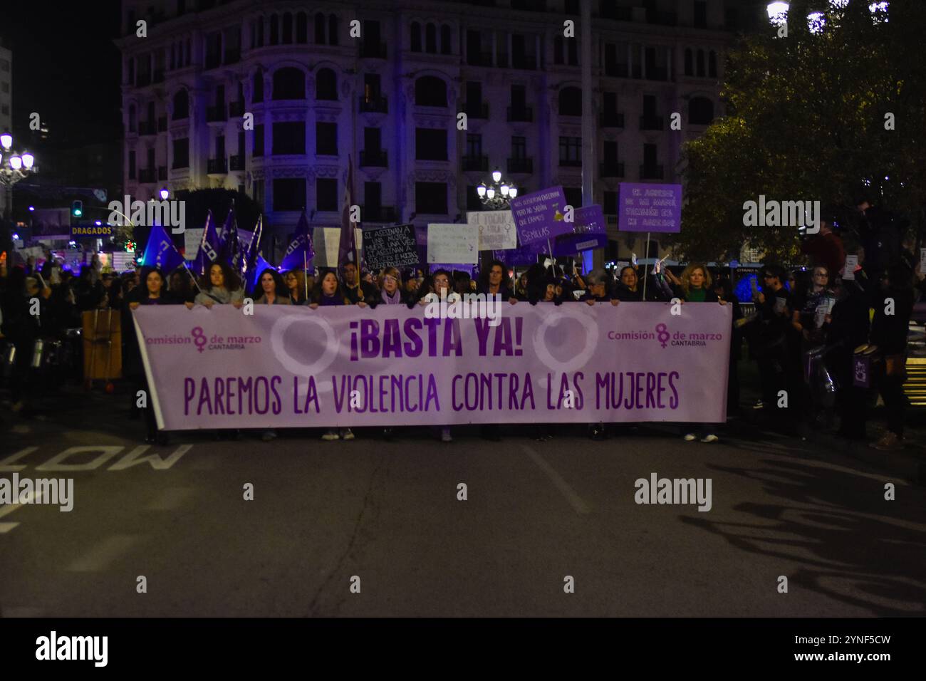 Santander, Cantabria, Spagna, 25 novembre 2024, l'associazione dell'8 marzo con la bandiera di Basya Now, fermiamo la violenza contro le donne a Santander, Cantabria, Spagna 25 novembre 2024, in occasione della giornata internazionale per l'eliminazione della violenza contro le donne. Crediti: Javier Linares Misioner / Alamy Live News Foto Stock