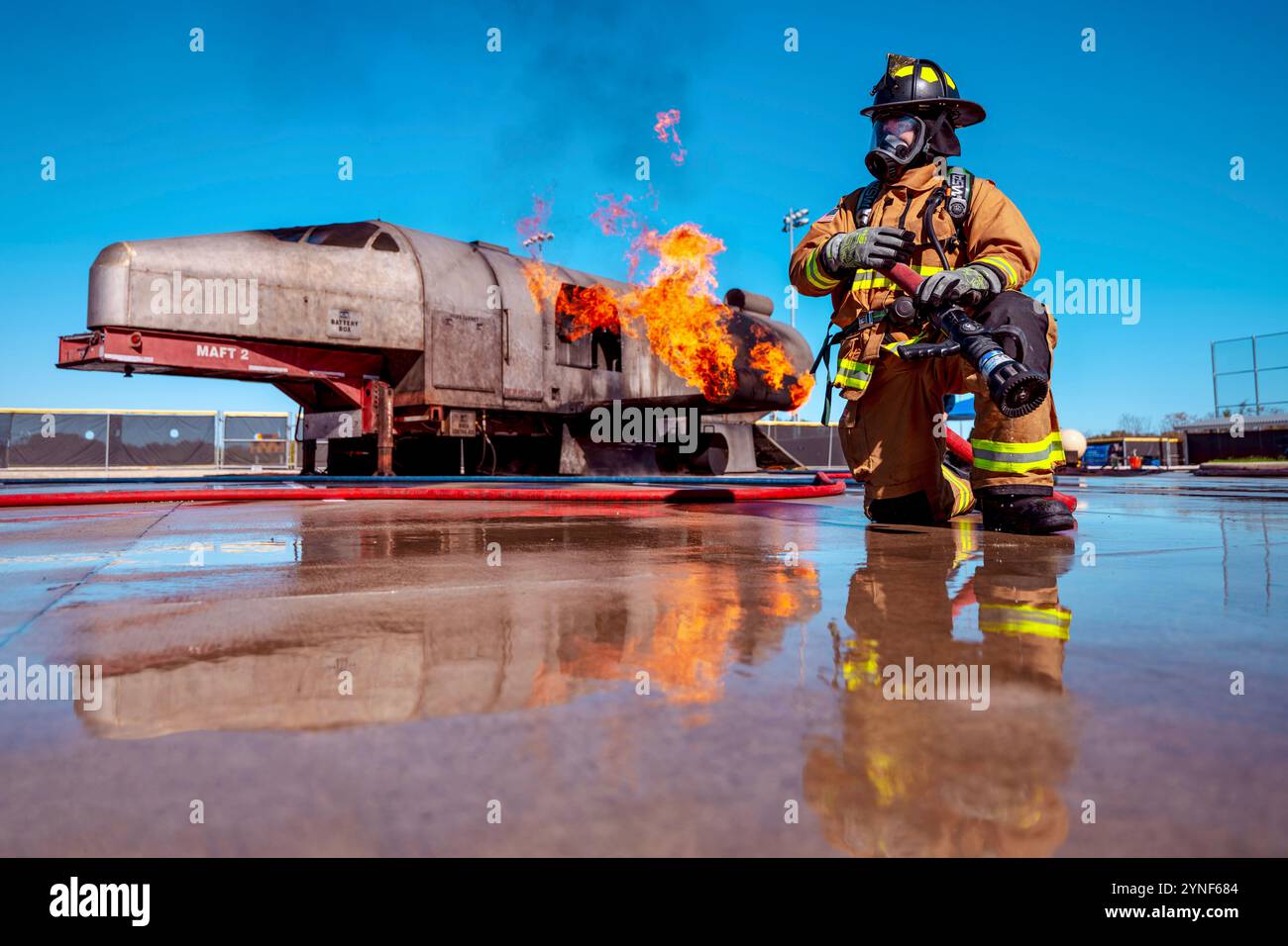 Kevin Little, un vigile del fuoco della Joint base di San Antonio, posa per un ritratto dopo un'esercitazione di fuoco dal vivo di un aereo alla JBSA-Fort Sam Houston, Texas, 20 novembre 2024. Lo scopo dell'addestramento è valutare la capacità dei vigili del fuoco di spegnere un incendio su un aeromobile mantenendo il controllo della situazione e guidando una squadra. Questo li prepara alle emergenze reali. Durante l'allenamento, i membri hanno ruotato le posizioni nella squadra per assicurarsi che tutti avessero familiarità con ogni attività. (Foto U.S. Air Force di Taylor Curry) Foto Stock