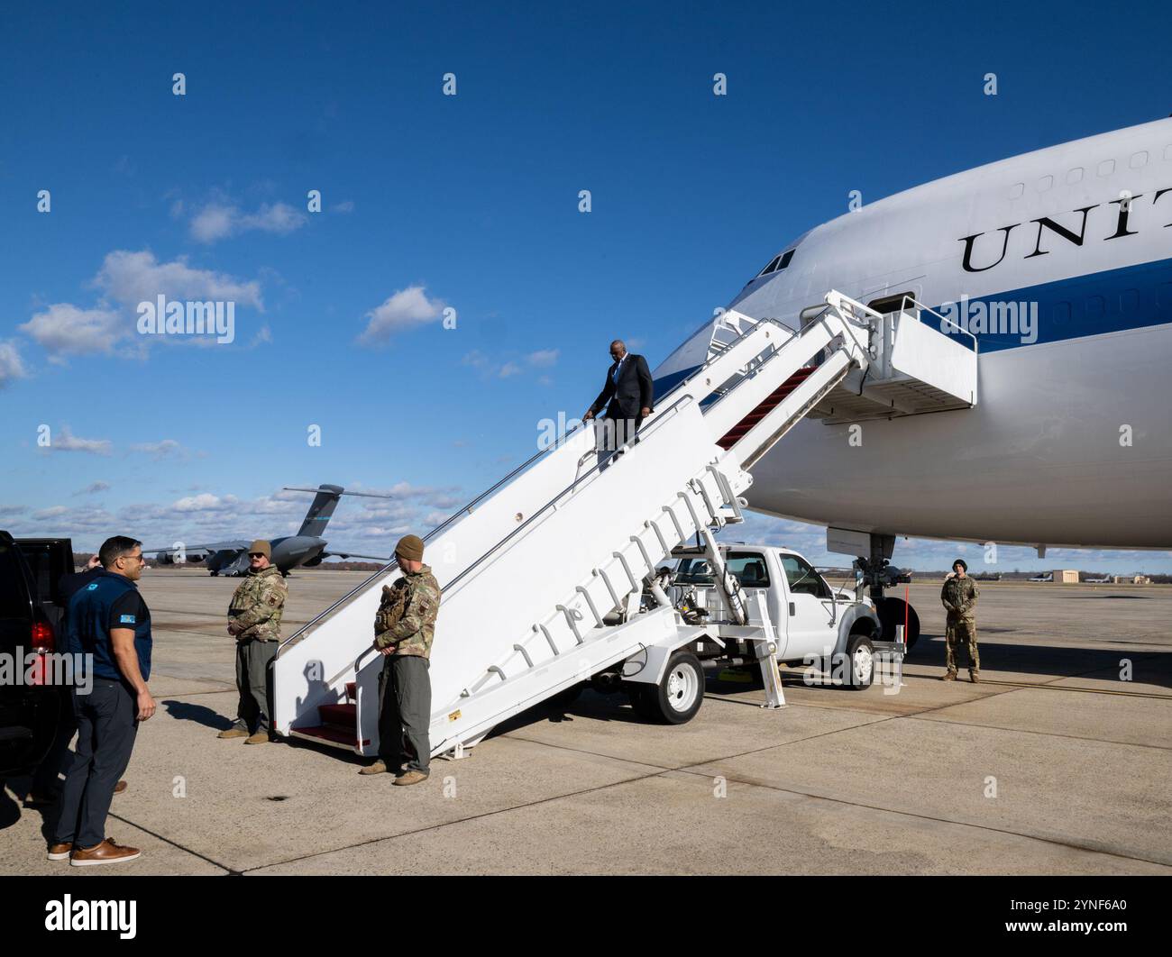 Il Segretario alla difesa Lloyd J. Austin III arriva alla Joint base Andrews, MD, 23 novembre 2024. (Foto DoD di U.S. Air Force Tech. Sgt. Jack Sanders) Foto Stock